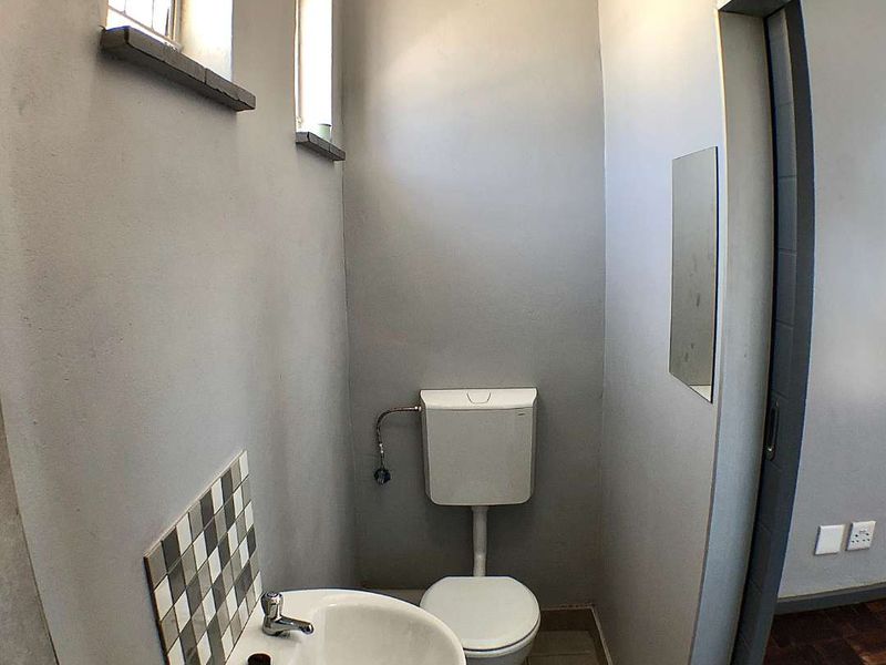 Bachelor Apartment - Available Immediately - Photo 3