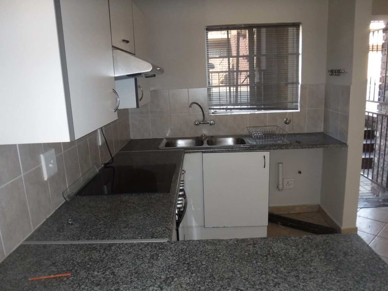 Comfortable 2-Bedroom Apartment with Covered Parking Spot - Photo 5