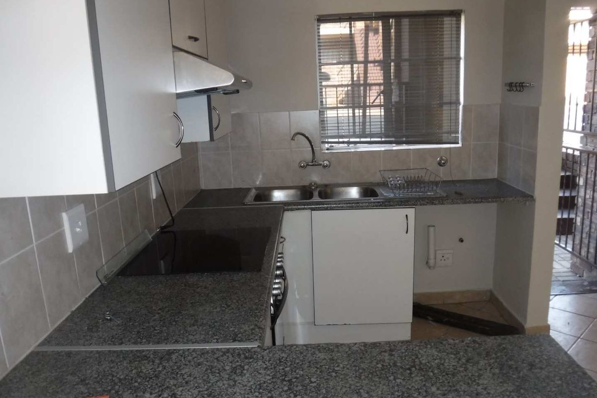 Comfortable 2-Bedroom Apartment with Covered Parking Spot - Photo 5
