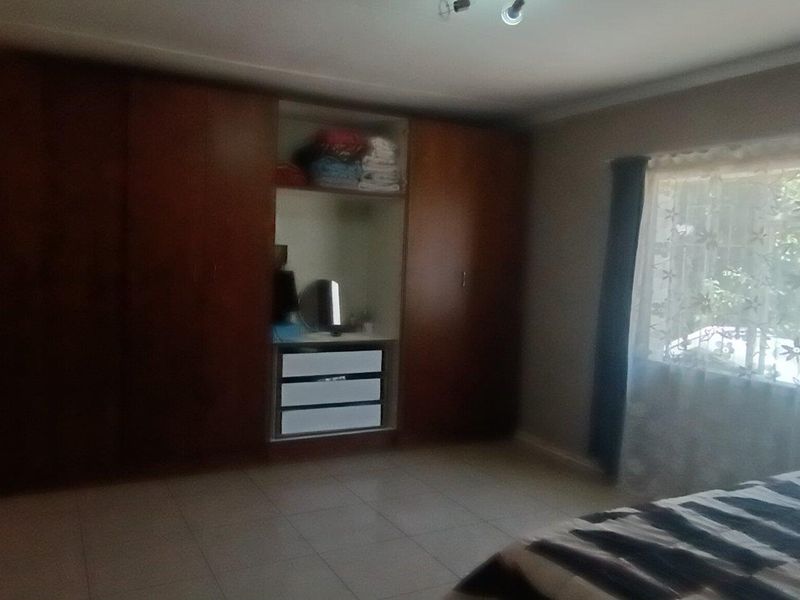 3 Bedroom house with 2 1 bedroom Fllats for Sale - Photo 10