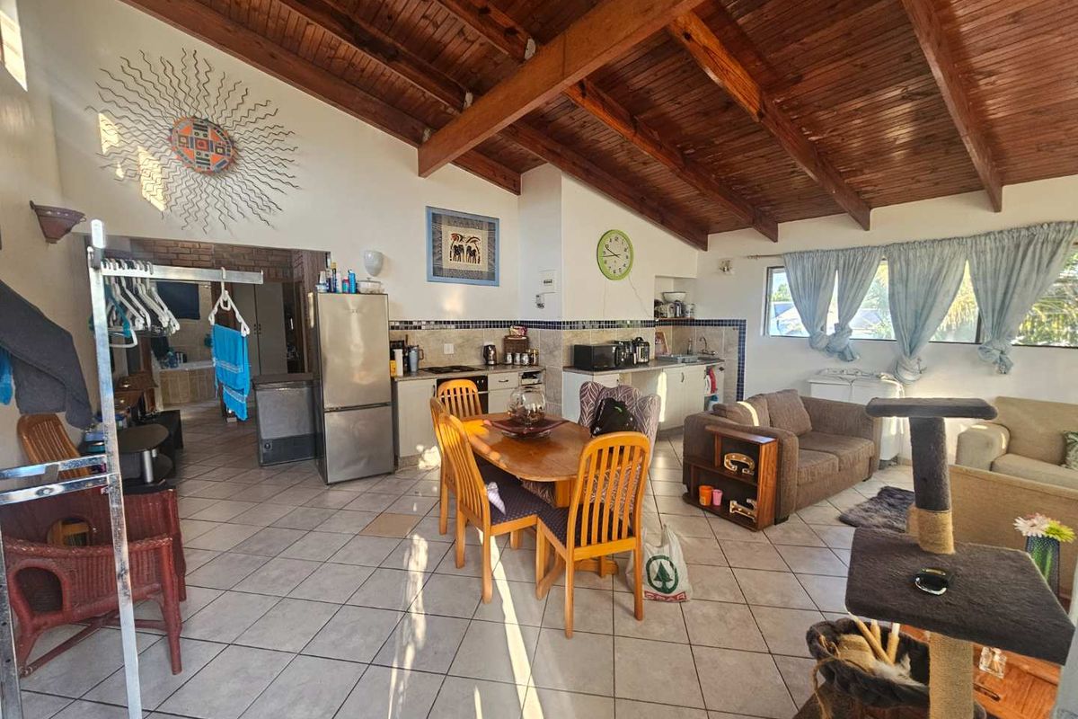 Stunning Top floor 2-Bedroom Apartment in the Heart of St Lucia Estuary – iSimangaliso Wetlands Park. - Photo 4