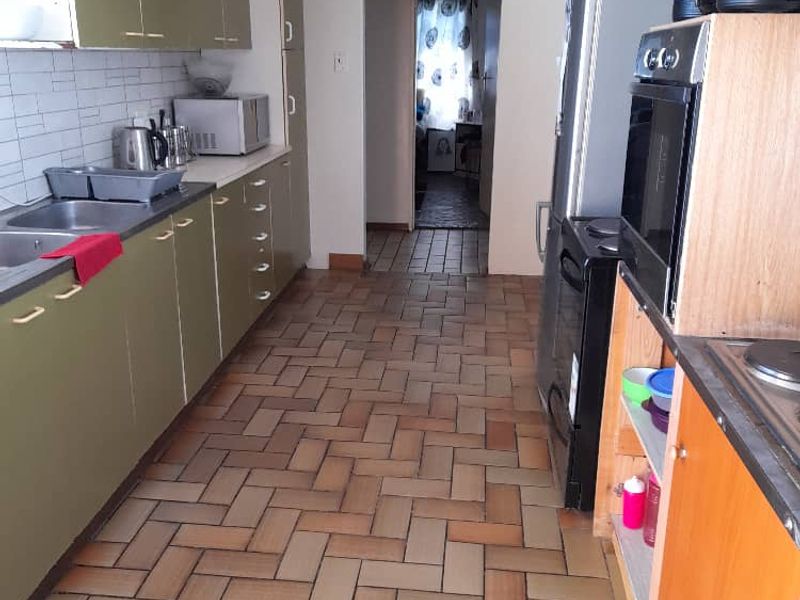 Beautiful House For Sale in Khomasdal - Photo 2