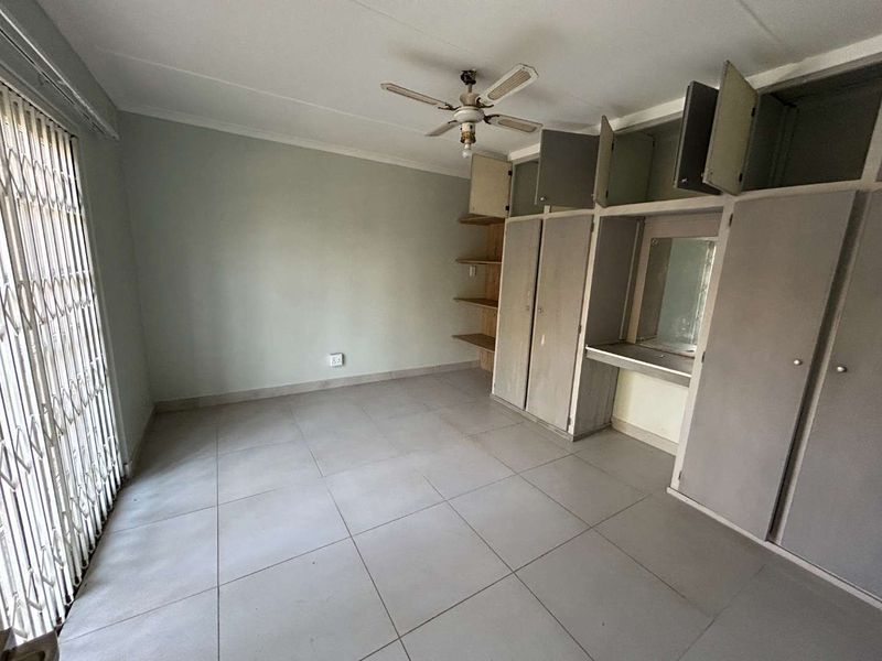 Charming 1-Bedroom Cottage with Private Garden! - Photo 5