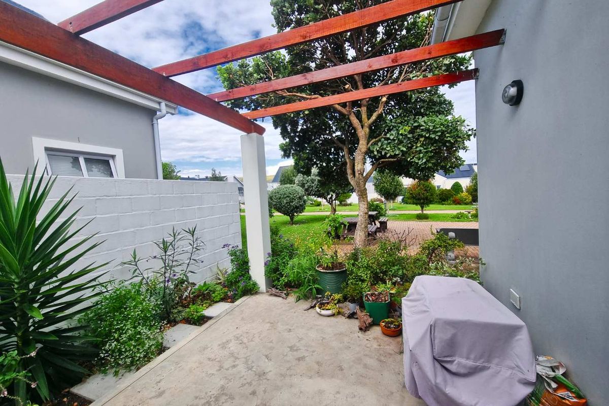 Effortless Living in The Avenues Estate, Sandbaai - Photo 2