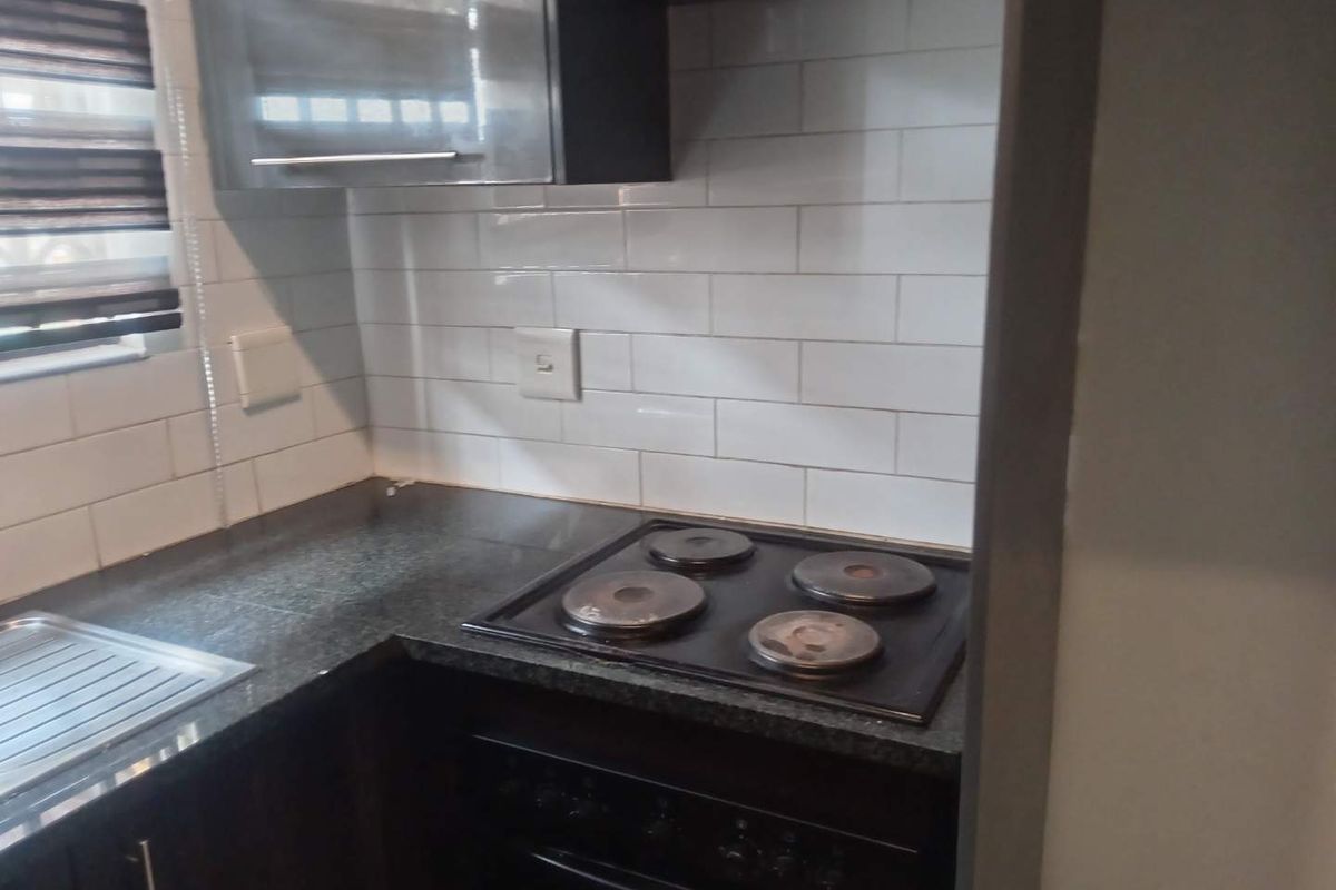 TWO BEDROOM TOWNHOUSE FOR SALE IN DAWN PARK - Photo 4