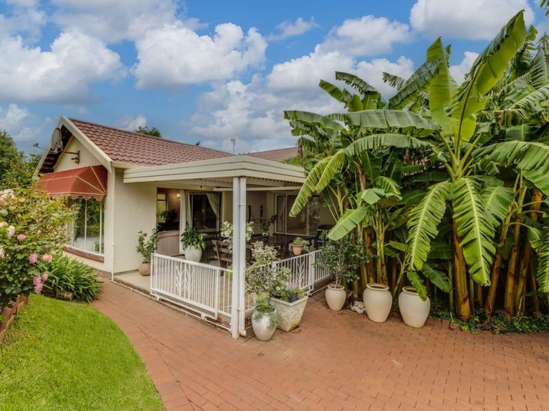 Charming 3 bedroom Family Home with Beautiful Garden & Pool - Photo 6