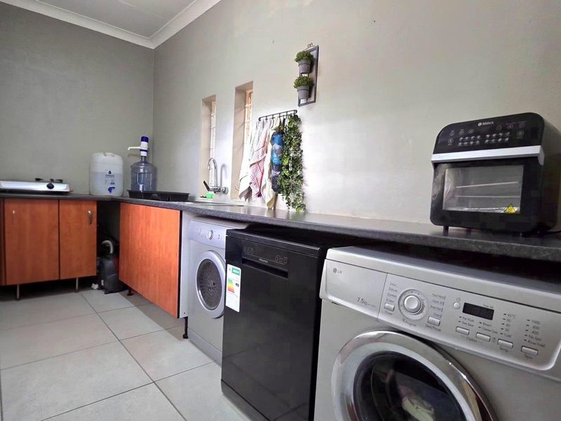 4 Bedroom House For Sale in Nimrod Park. - Photo 9