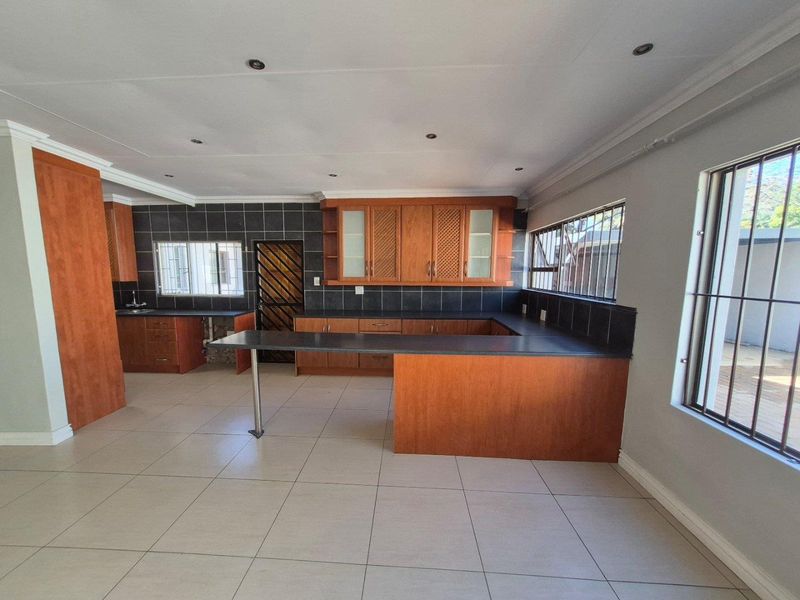 Renovated Family Home with Work-From-Home Potential in Prime Pretoria East Location 🏡 - Photo 2