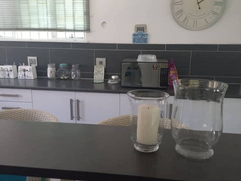 Lovely property situated in a safe area and within walking distance from the Mall, Gym and shops - Photo 2