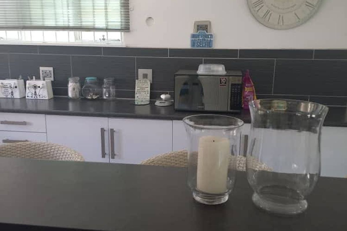Lovely property situated in a safe area and within walking distance from the Mall, Gym and shops - Photo 2
