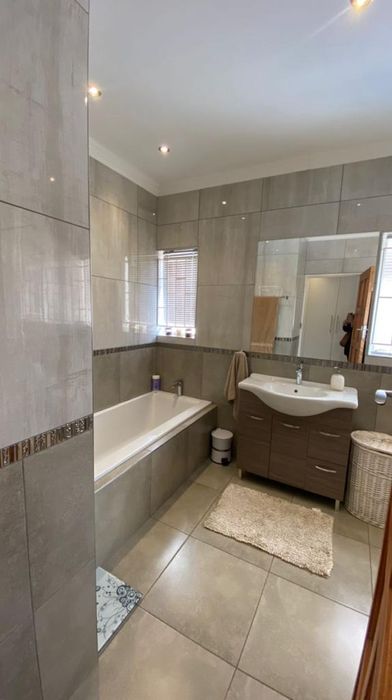 Property #2070964, House Pending Sale in Eros Park