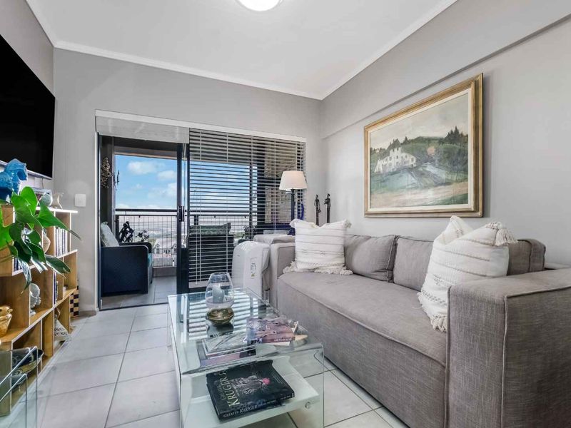 STYLISH AND CLASSY TOP FLOOR UNIT, IN A QUIET POSITION OFFERING PLENTY OF SPACE AND GORGEOUS VIEWS - Photo 2