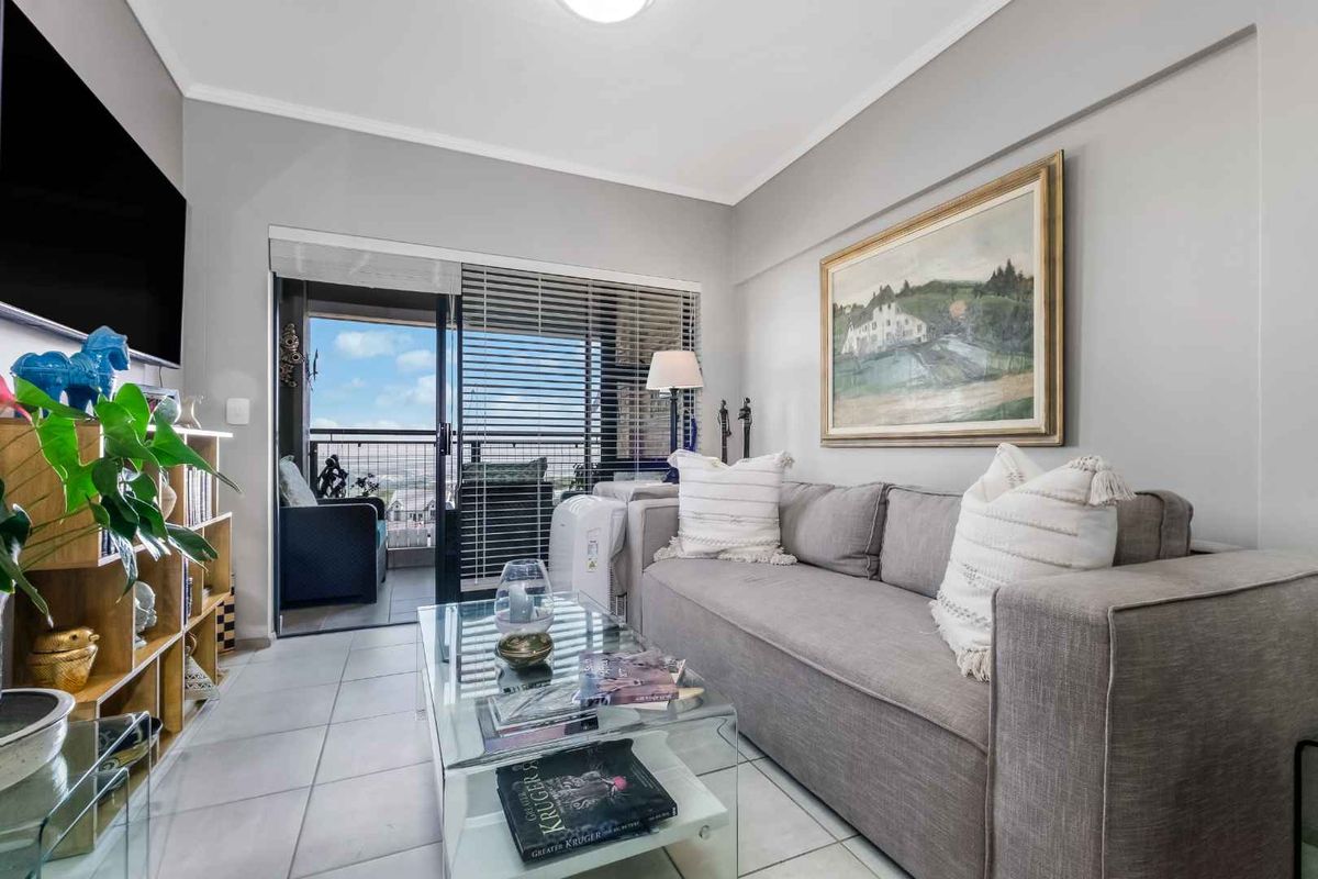 STYLISH AND CLASSY TOP FLOOR UNIT, IN A QUIET POSITION OFFERING PLENTY OF SPACE AND GORGEOUS VIEWS - Photo 2