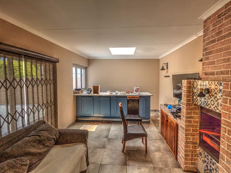 Luxury Family Living in Secure Glen Marais Estate - Photo 5