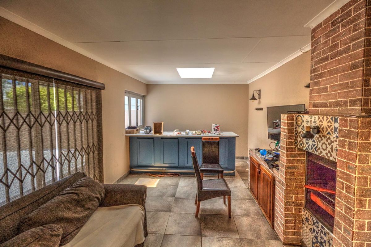 Luxury Family Living in Secure Glen Marais Estate - Photo 5