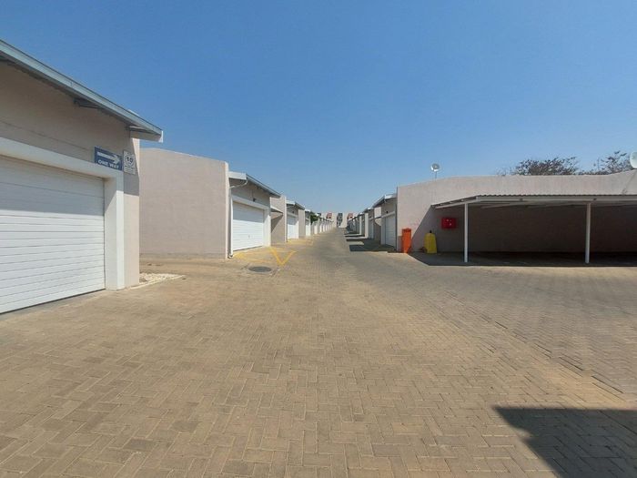 Property #2415420, Townhouse Pending Sale in Pioniers Park Ext 1