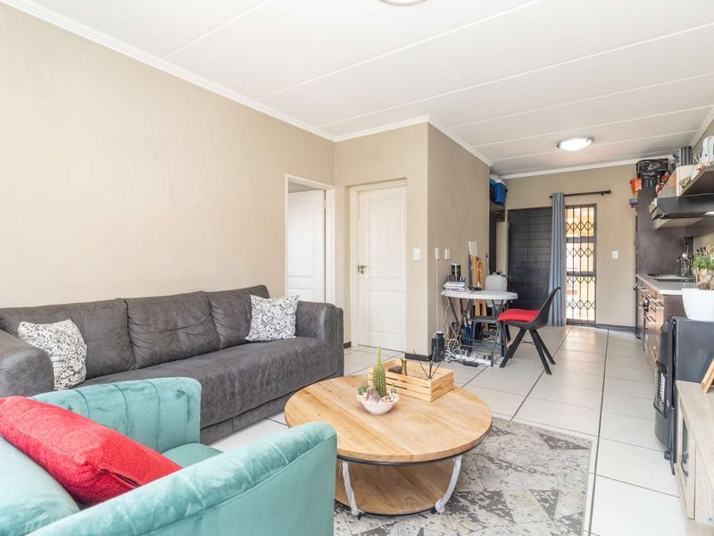 A Steal - One Bed One Full Bath in the heart of Douglasdale - Photo 5