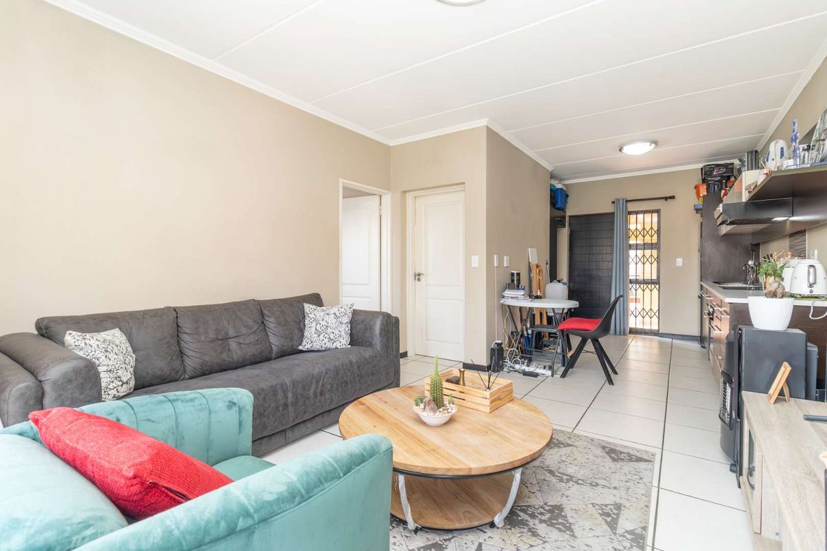 A Steal - One Bed One Full Bath in the heart of Douglasdale - Photo 5