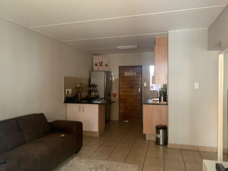 Prime Location Living: 2-Bedroom with Top Amenities - Photo 2