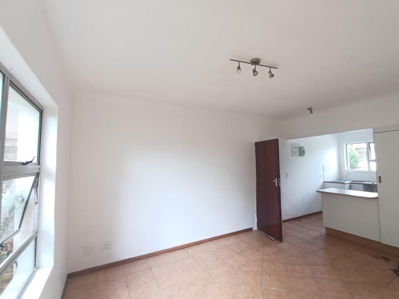 Ground Floor Gem with Private Garden – Perfect for Investors or First-Time Buyers! - Photo 2