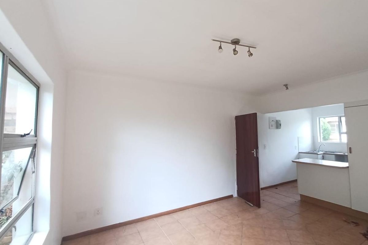 Ground Floor Gem with Private Garden – Perfect for Investors or First-Time Buyers! - Photo 2