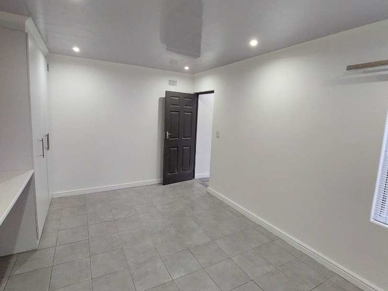 Spacious 1-Bedroom Separate Entrance for Rent in Sunnyside, Athlone - Photo 5