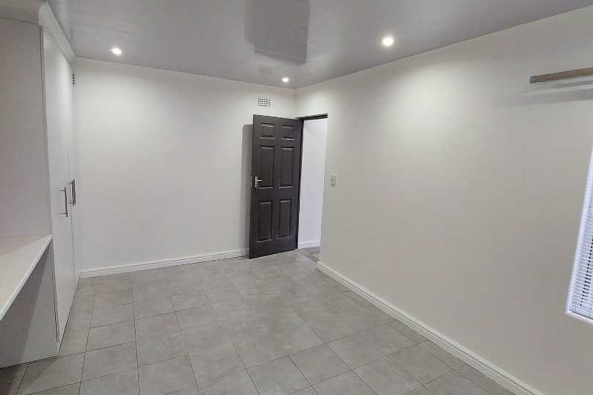 Spacious 1-Bedroom Separate Entrance for Rent in Sunnyside, Athlone - Photo 5