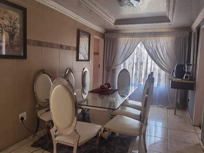 Large family home in Hospital view - Photo 6