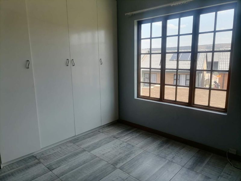 **Charming 2-Bedroom Townhouse with Modern Amenities** - Photo 10