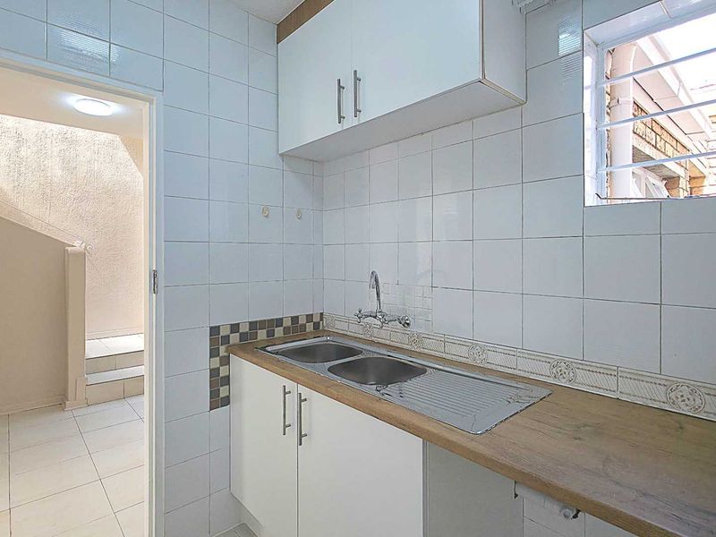 Various Refurbished Large 3 Bedroom Duplex Sandton Townhouses With Garden and Swimming Pool Options - Photo 9