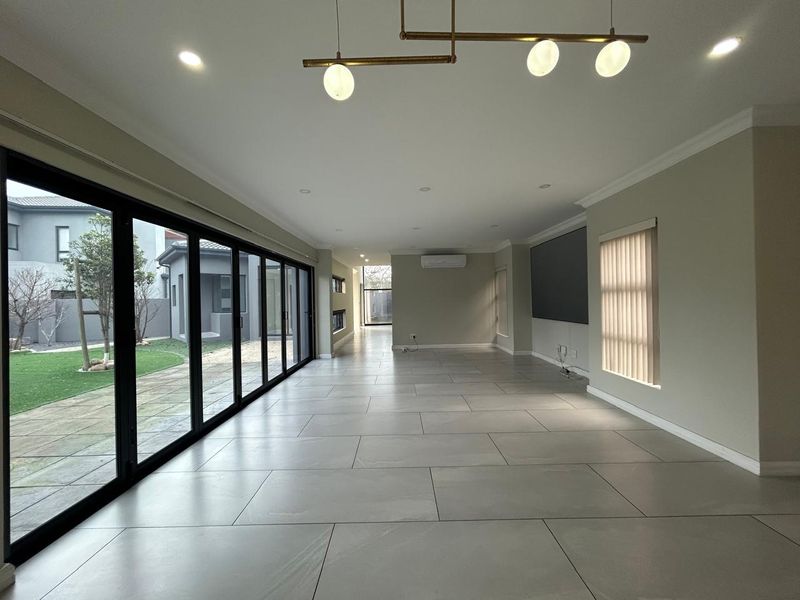 Luxurious 4-Bedroom Home in Sagewood Estate - Photo 2