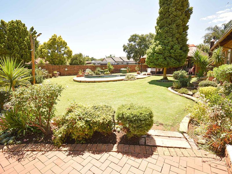 Beautiful Facebrick Home - Photo 3