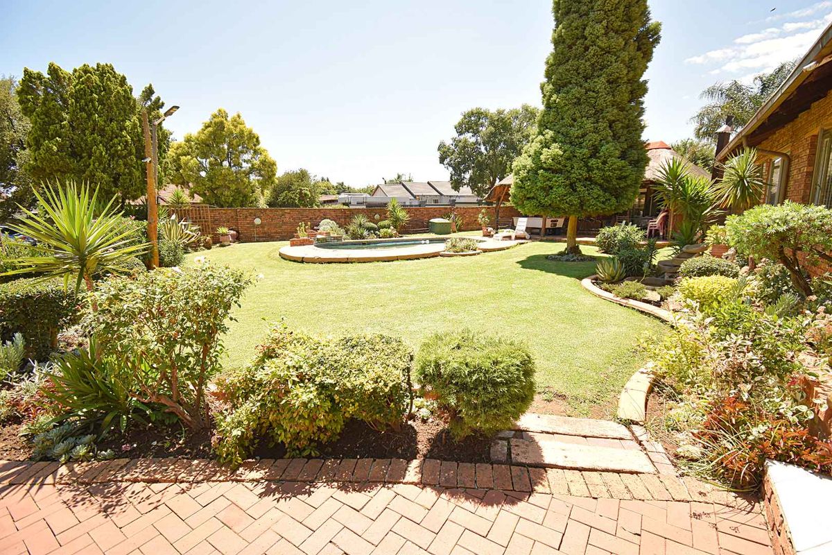 Beautiful Facebrick Home - Photo 3