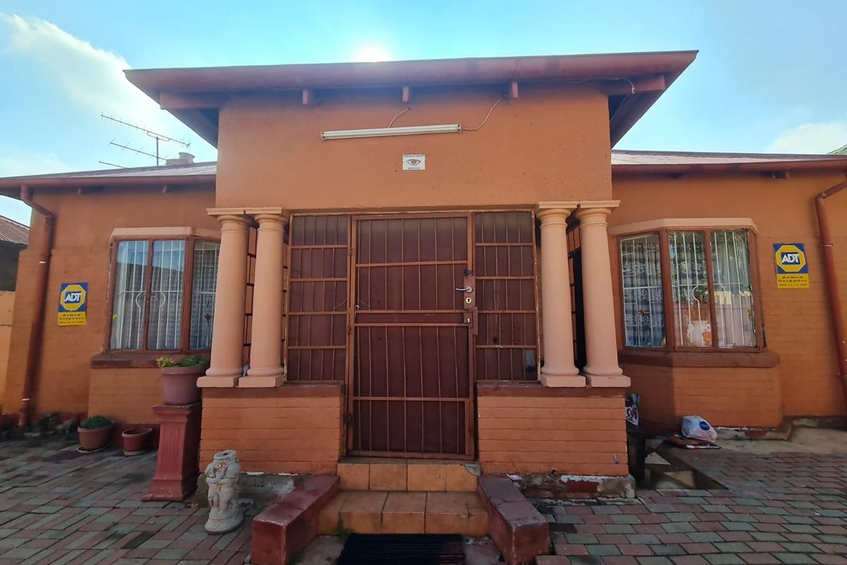 Spacious Elegance: Your Dream Home Awaits - Photo 5