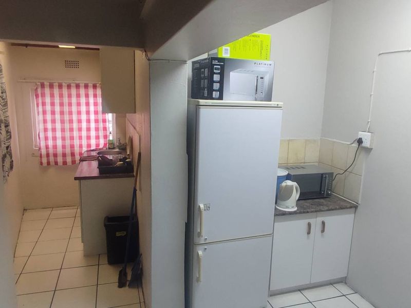 **Spacious Bedroom Available in Shared Apartment – Ideal for a Lady** - Photo 6