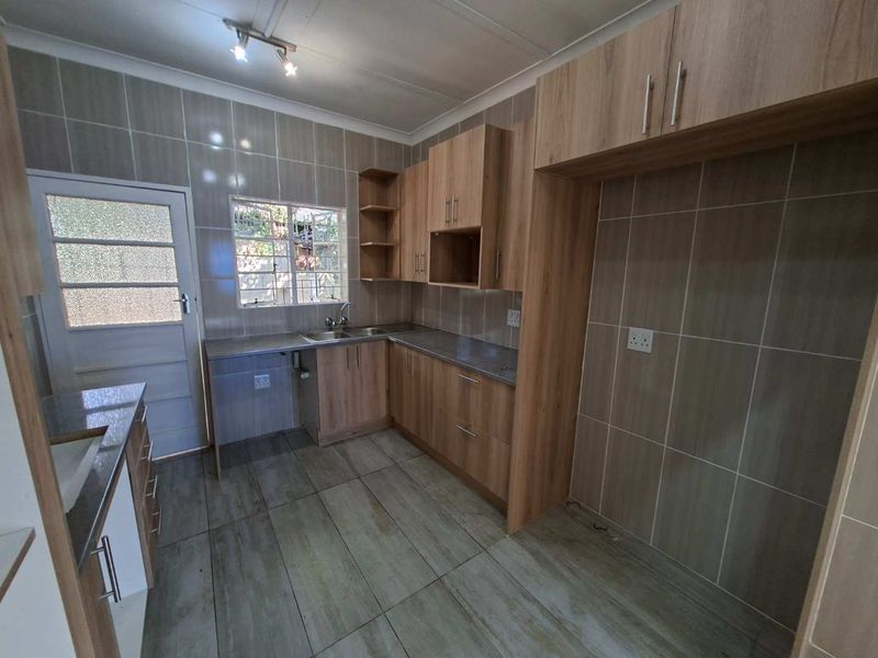 Newly Renovated 4 Bedroom House - Photo 2