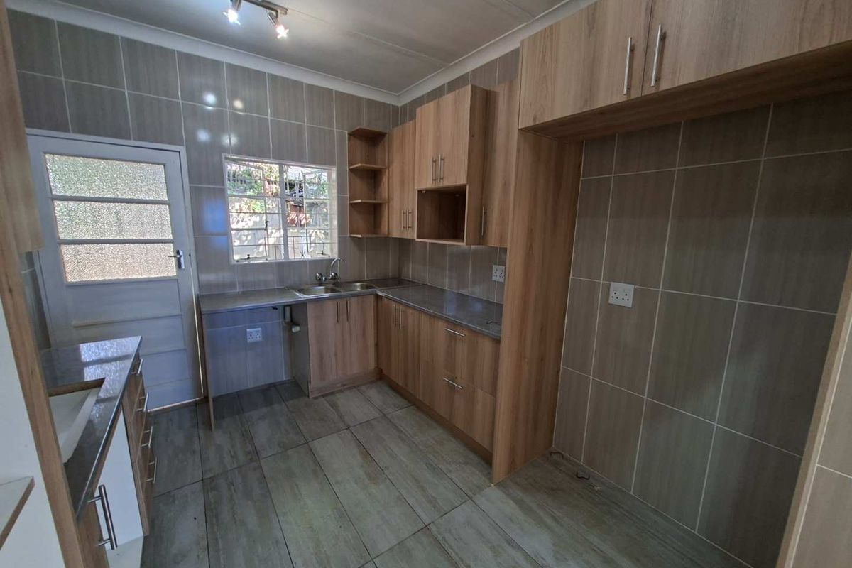 Newly Renovated 4 Bedroom House - Photo 2