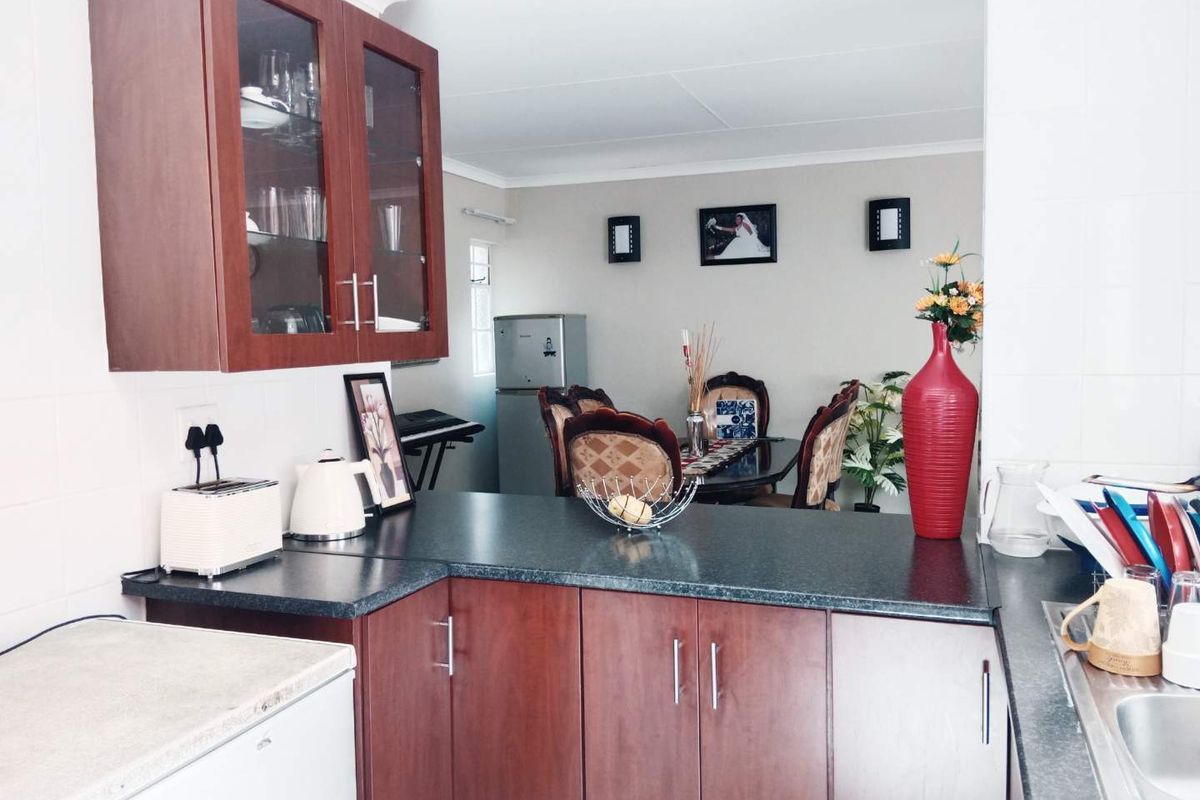 Charming 2-Bedroom Apartment in Secure 24-Hour Security Complex - Photo 5