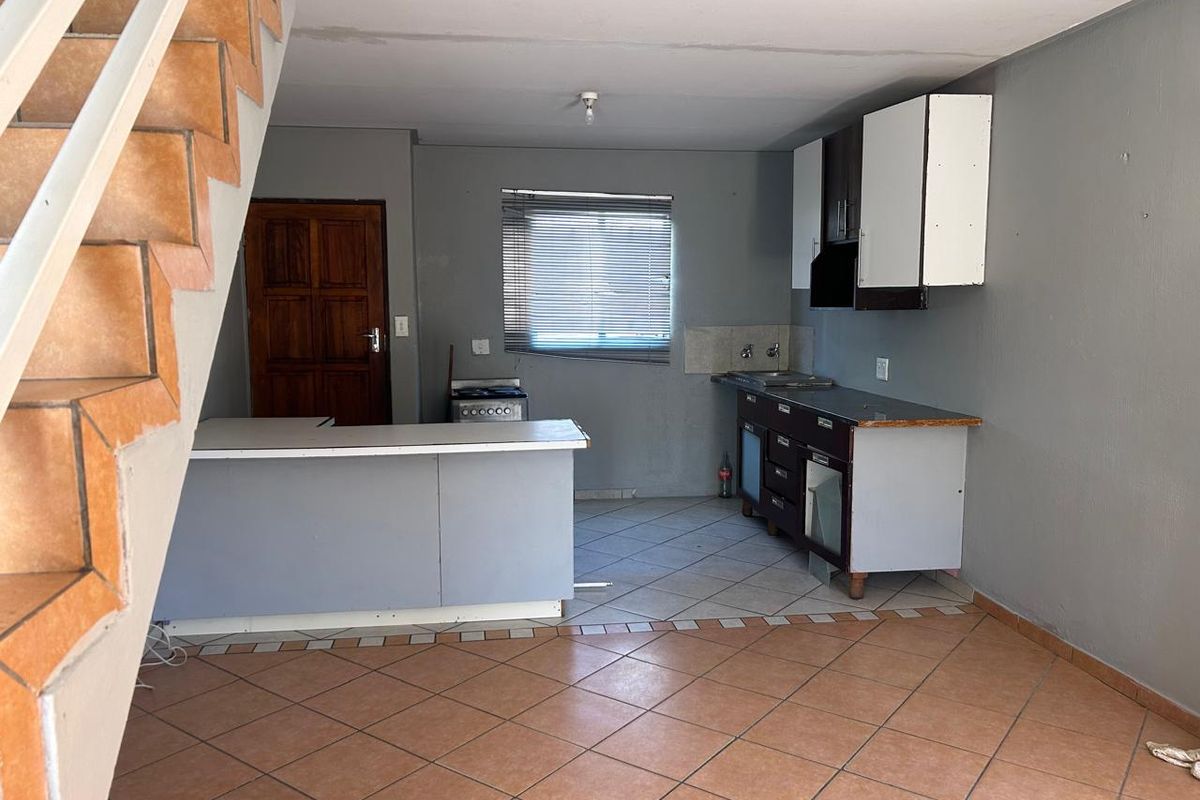 2 Bedroom house in lotus gardens - Photo 2