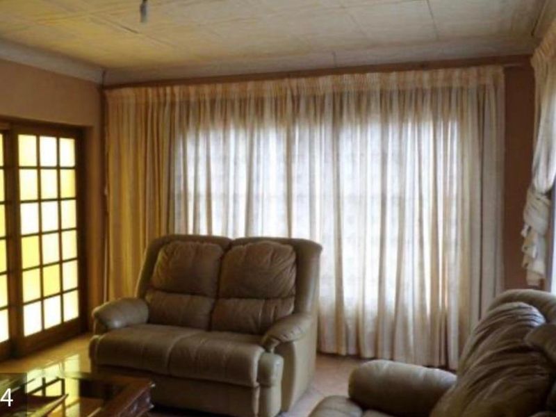 Grand property for sale. - Photo 2