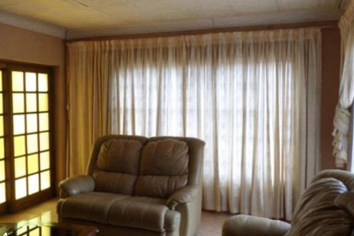 Grand property for sale. - Photo 2