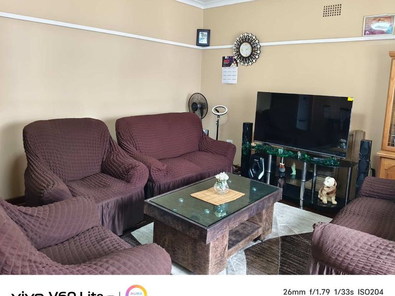 Revamped Family Home with 2 Cottages - Photo 4