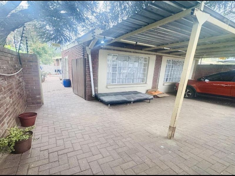 5 Bed | 3 Bath | Study | Flatlet | Pool | Single Garage – Bendor Bargain Potential - Photo 10