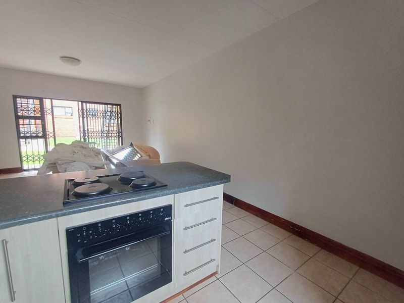 Modern ground floor apartment in a low maintenance complex - Photo 7