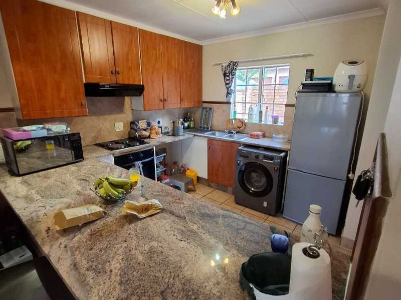 Stunning 3 Bedroom simplex - Photo 5