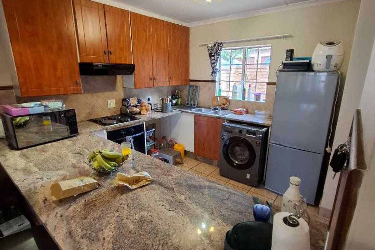 Stunning 3 Bedroom simplex - Photo 5