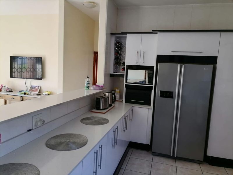 Luxury 5 Bedroom Family Home with Pool &amp; Garden in Prime Malvern Queensburgh - Photo 9