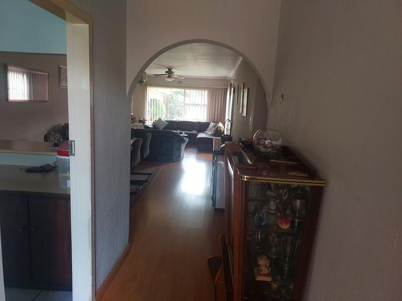 Pet Friendly Three Bedroom Home with Private Garden - Photo 8