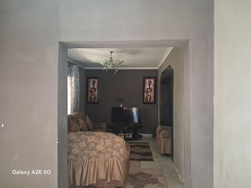 Spacious Family Home with Income-Generating Granny Flat - Photo 4