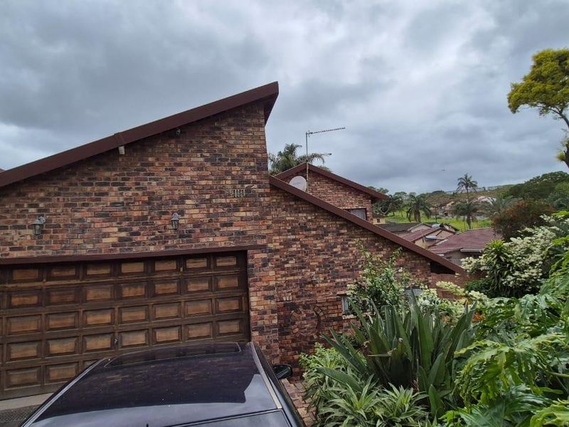 Spacious Moorton Residence: Four Bedrooms, Dual Kitchens, Enhanced Security. - Photo 4